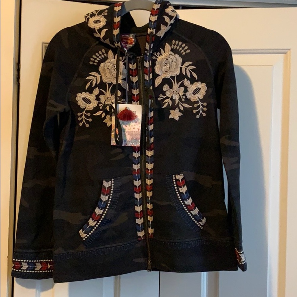 Johnny was Zoe camo hoodie.